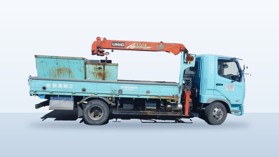 水色のユニック車の側面。
